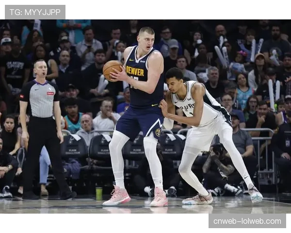 特写：在丹佛高原，约基奇一次成功的提前站位造成对手进攻犯规，点燃主场气氛